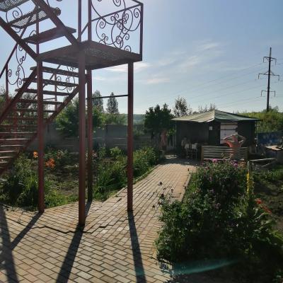 Пожарная лестница с видом на сад
